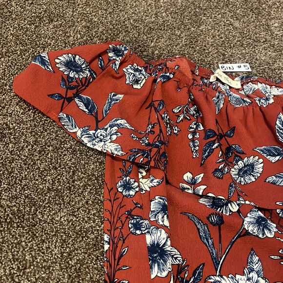 2/$30 Small off the shoulder top in great condition - Picture 4 of 5